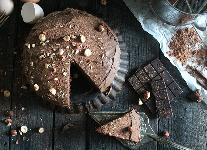chocolate-coconut-flour-cake-with-chocolate-mousse