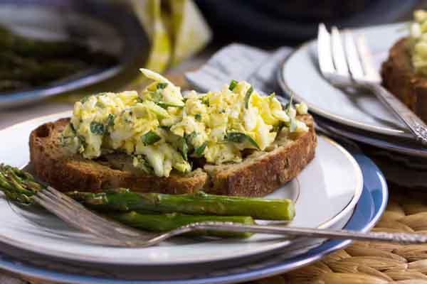 Tarragon-Scallion-Creme-Fraiche-Egg-Salad-Sandwich_edited-1