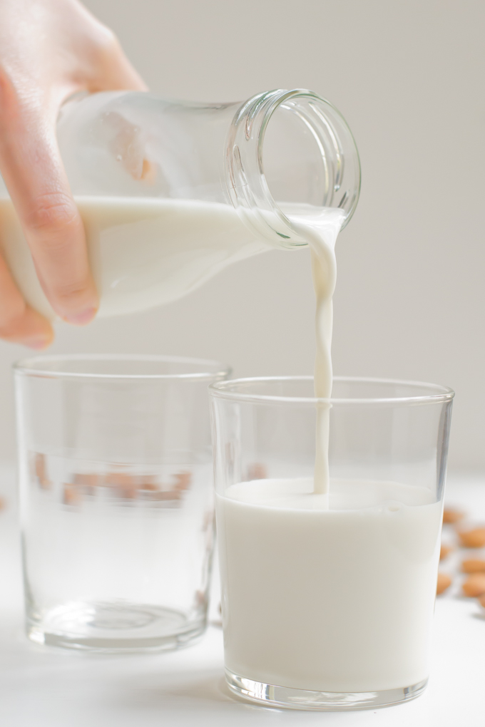 Almond-milk-via-minimaleats.com-vegan-almond-milk