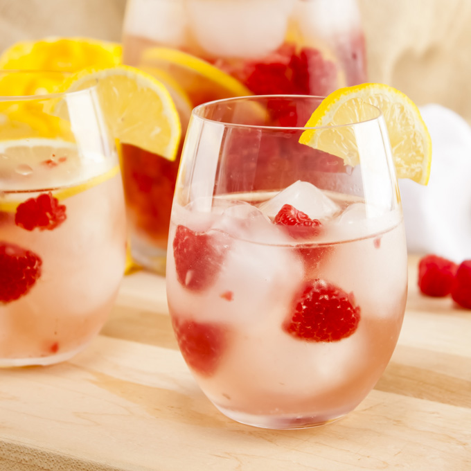 Glass-of-Raspberry-Lemonade-Sparkling-Sangria