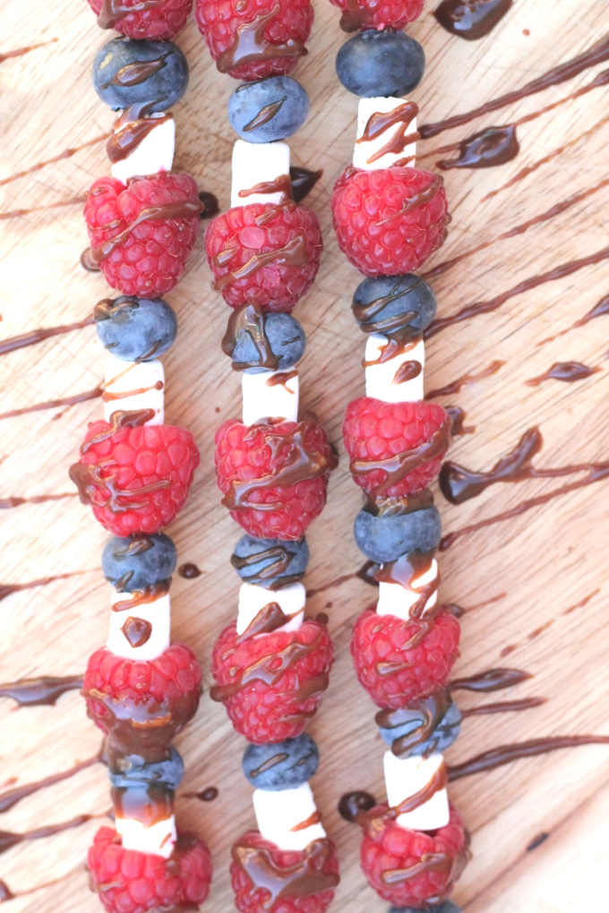4th-July-Fruit-Skewers-with-Chocolate-Orange-Sauce_005