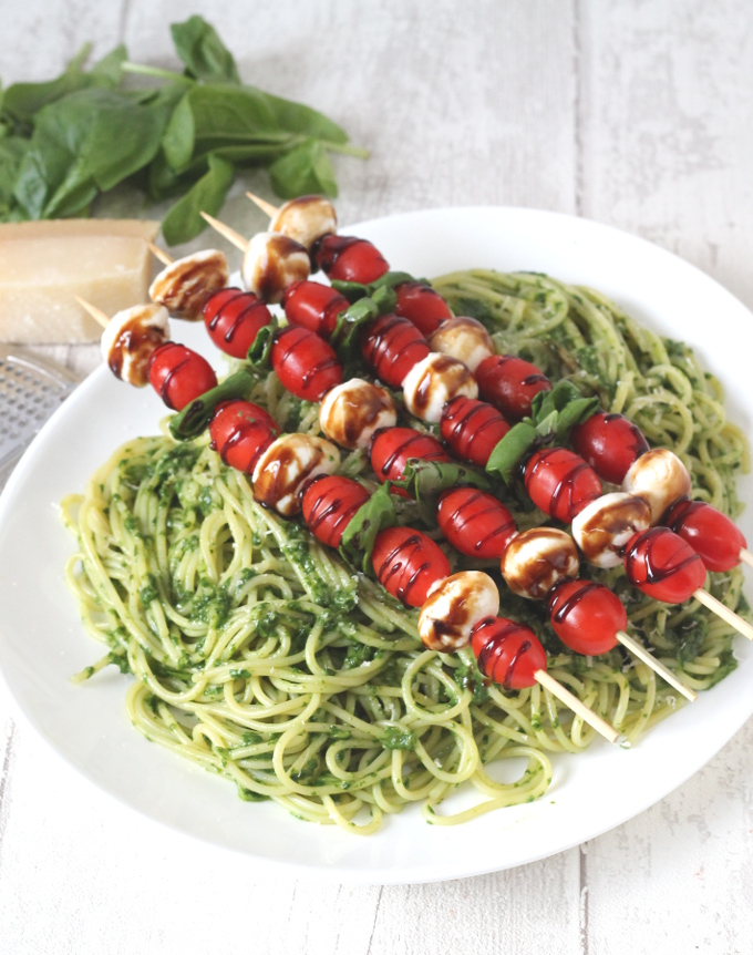 Spinach-Pesto-Pasta-with-Caprese-Skewers_006