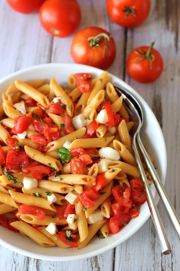 Pasta-with-fresh-tomato-sauce-and-mozzarella