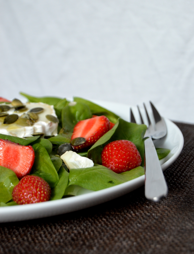 Strawberry-Spinach-Salad_delscookingtwist