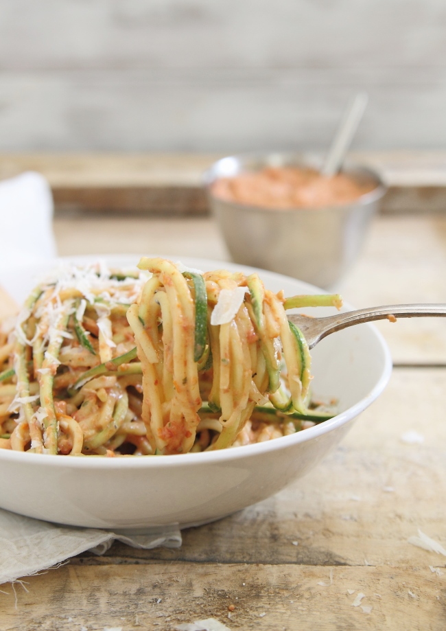 Zucchini-noodles-with-creamy-roasted-tomato-basil-sauce-5