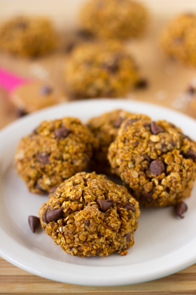 These-Pumpkin-Chocolate-Chip-Oatmeal-Breakfast-Cookies-are-cookies-so-healthy-they-can-be-eaten-as-breakfast-Theyre-super-tasty-gluten-free-and-vegan-breakfastcookies-pumpkin-chocolatechip-glutenfree-vegan-healthy-4