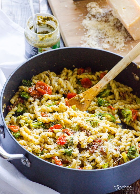 skillet-healthy-pesto-tomato-broccoli-pasta-recipe