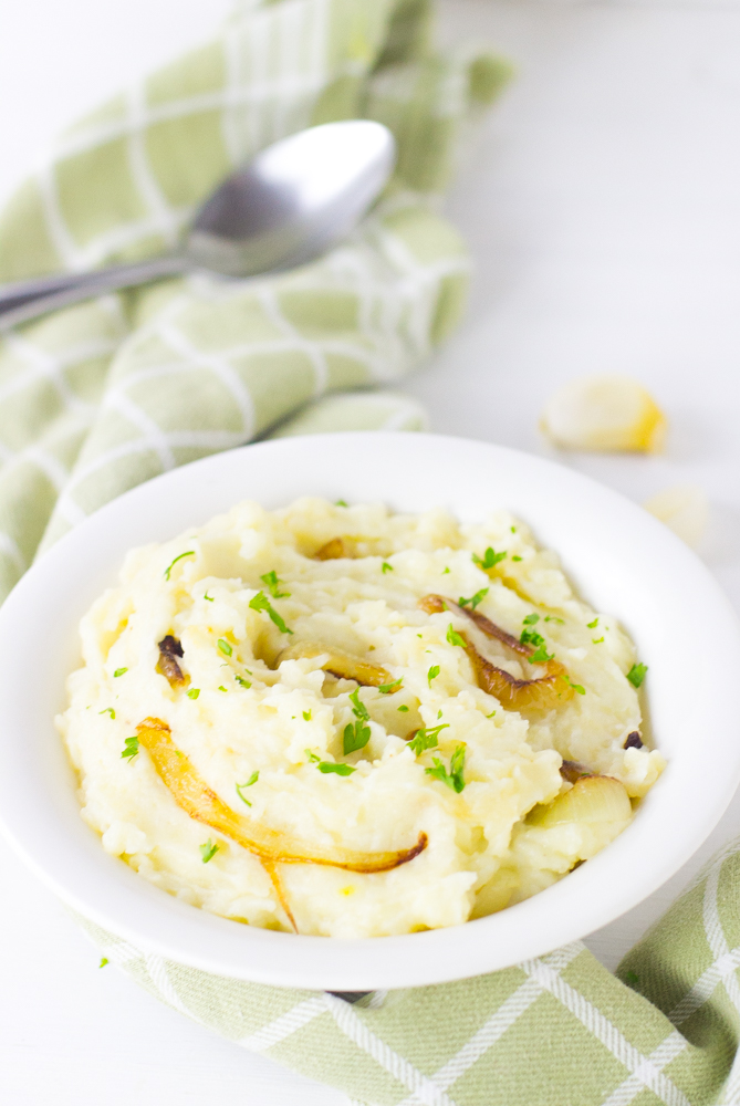 The-Best-Garlic-Mashed-Potatoes-with-Caramelised-Onions-are-so-creamy-done-in-under-30-minutes-and-are-a-definite-crowd-pleaser-vegan-thanksgiving-mashedpotatoes-30minutes-4