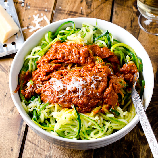 zucchini-pasta-with-tomato-sauce-550