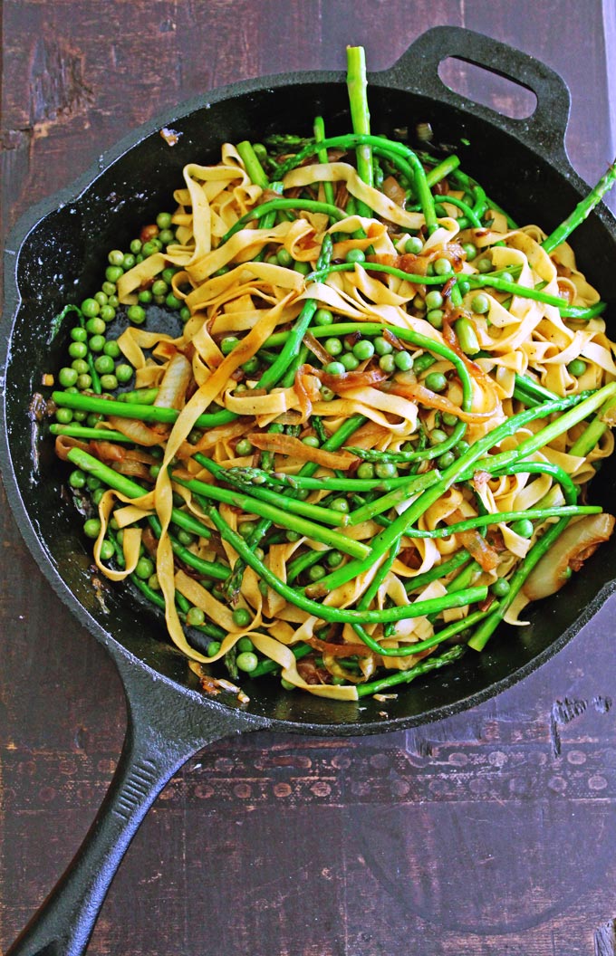 Asparagus-and-pea-pasta-with-caramelized-onion-sauce-6802