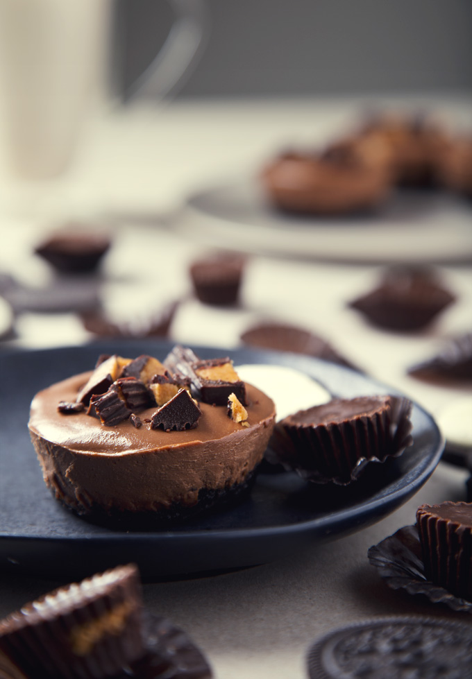 Peanut-Butter-Cup-Vegan-Chocolate-Cheesecakes-2