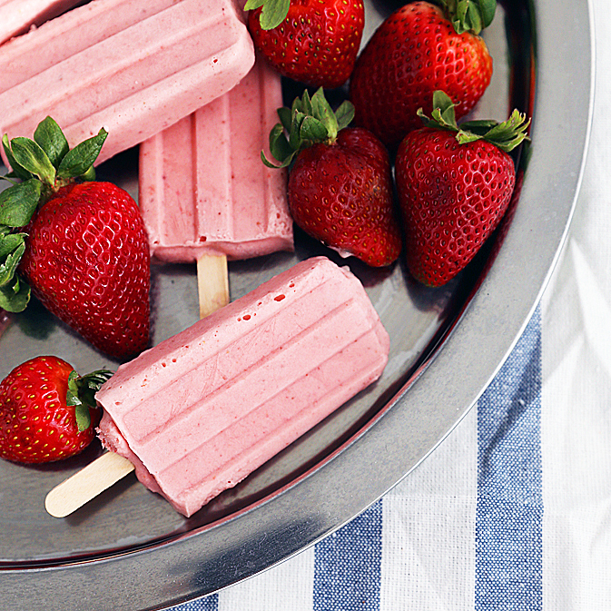 simple-strawberry-popsicles-02_FG