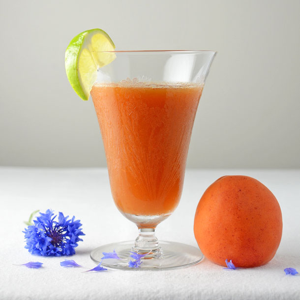 apricot-cocktail-and-apricot