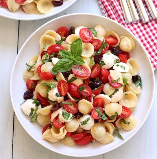 Caprese-pasta-salad-with-olives-1