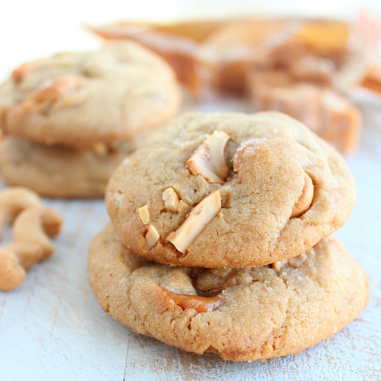 salted-caramel-cashew-cookies-square