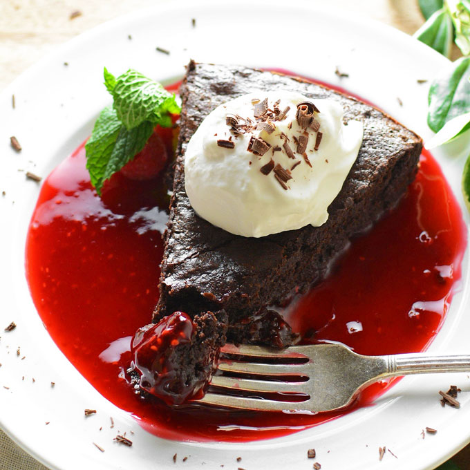 flourless-chocolate-cake-raspberry-sauce