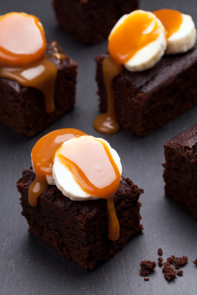 Airfryer-Soft-Chocolate-Brownies-With-Homemade-Caramel-Sauce