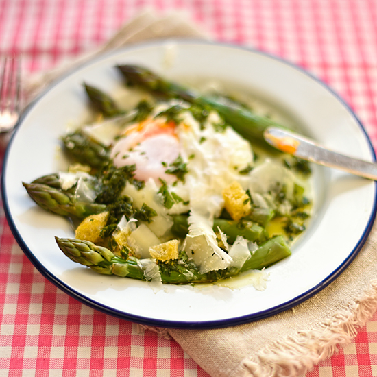 asparagus-with-poached-egg-mint-and-Parmesan