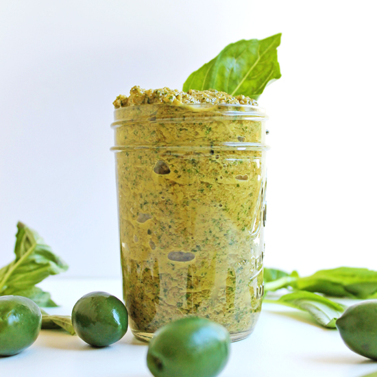 Simple-vegan-green-olive-pesto-550px