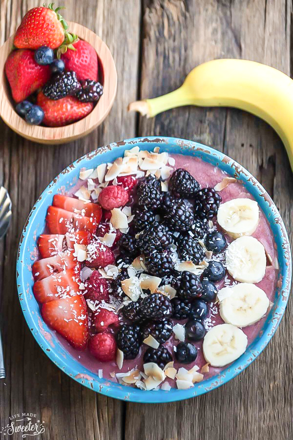Mixed-Berry-Detox-Smoothie-Bowls-make-the-perfect-healthy-breakfast1