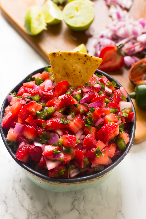 This-Strawberry-Jalapeno-Salsa-takes-only-10-minutes-with-5-ingredients-Its-a-delicious-sweet-and-spicy-salsa-that-is-a-total-crowd-pleaser-and-great-for-parties-5