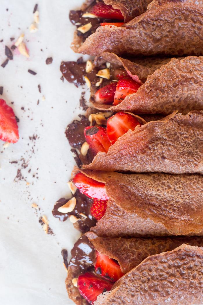 Vegan-chocolate-crêpes-with-hazelnut-filling-and-strawberries-small