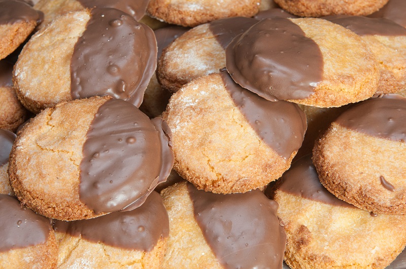 Airfryer-Half-Dipped-Chocolate-Biscuits-800x531