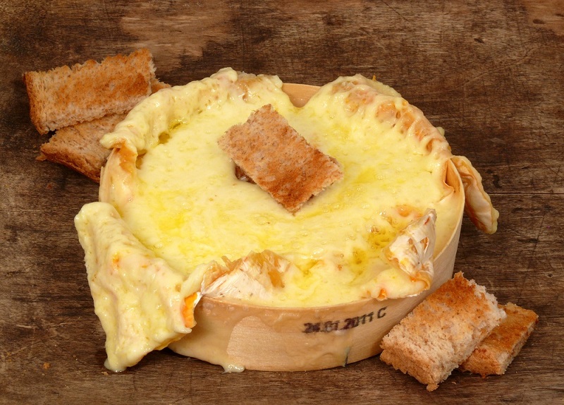 Meatless-Monday-Airfryer-Baked-Camembert-Cheese-With-Soldiers-800x574