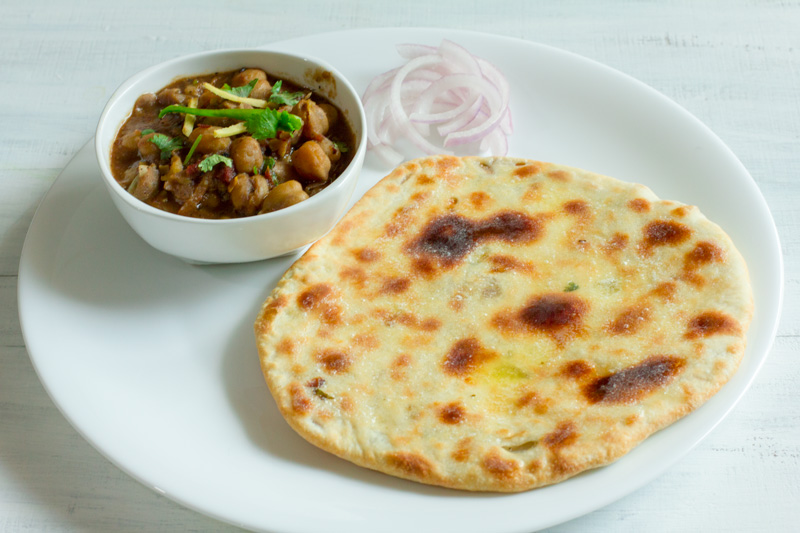 chana-masala-served-with-amritsari-kulcha