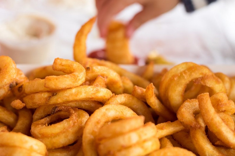 Homemade-Must-Try-Air-Fryer-Curly-Fries-800x533