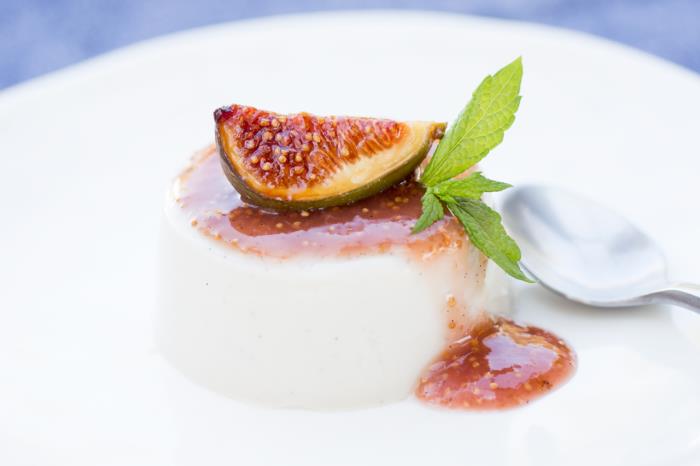 Vegan-panna-cotta-with-figs-small
