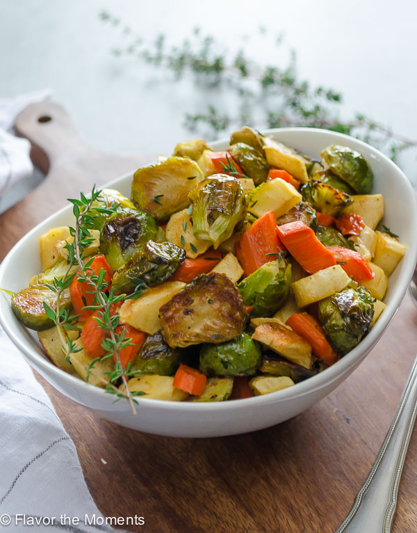 maple-thyme-roasted-brussels-sprouts-carrots-parsnips1