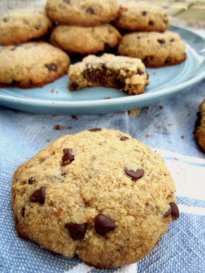 soft-healthy-almond-flour-chocolate-chip-cookies-5
