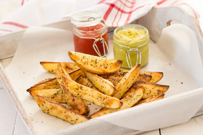 Crispy-potato-wedges-with-wasabi-dip-small