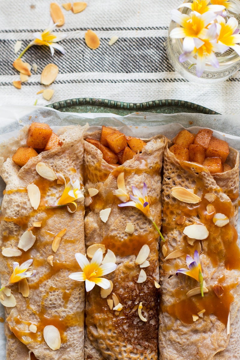 Eggless-crepes-with-cinnamon-apples-and-caramel