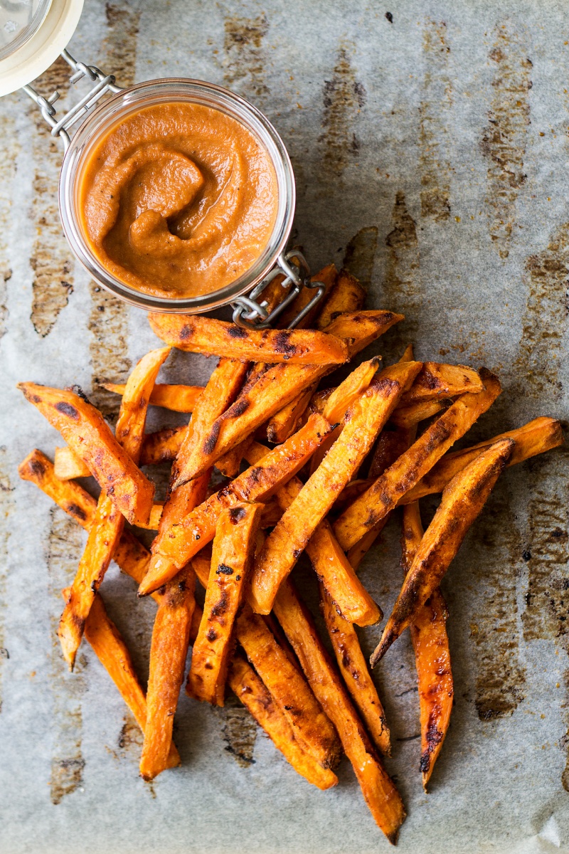 Homemade-vegan-bbq-sauce-with-sweet-potato-fries
