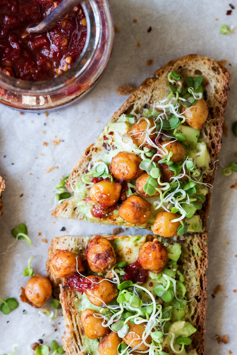vegan-avocado-toast-close-up-800x1200