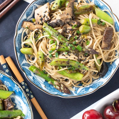 5 Minute Sesame Noodle Bowl with Spring Veggies. This super fast and healthy veggie bowl is light and fresh for spring featuring asparagus, snap peas and mushrooms tossed with a sesame-soy dressing. | VEGETARIAN | QUICK | LUNCH | ASIAN | NOODLES | Recipe at OatandSesame.com