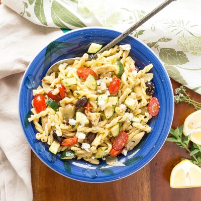 Lemon, Garlic + Herbs dress this one-pot Greek Pasta Salad with creamy French feta cheese, olives, artichokes and zucchini! | PASTA | ZUCCHINI | VEGETARIAN | GREEK | Recipe at OatandSesame.com