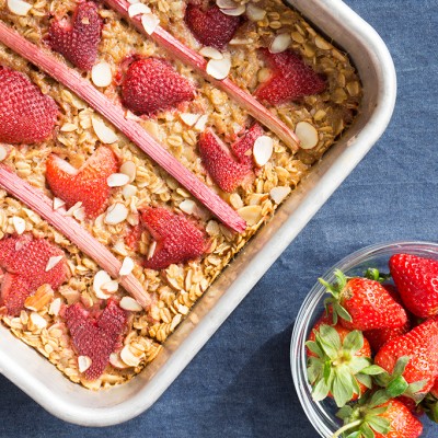 Strawberry Rhubarb Baked Oatmeal. Almonds, Fresh Rhubarb + Sweet Strawberries create a simple baked oatmeal. A great breakfast for the week ahead! | Recipe at OatandSesame.com