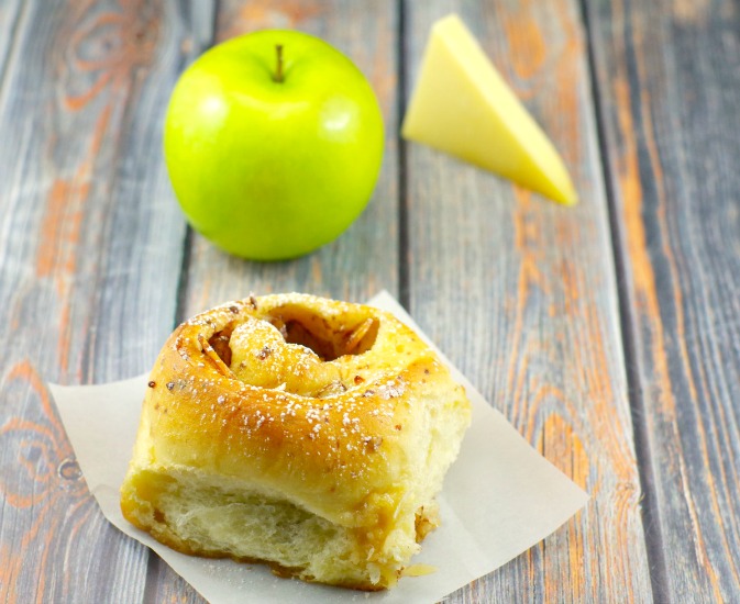Gruyere-bread-machine-apple-pie-cinnamon-bun