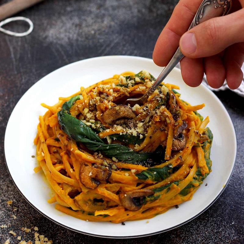 Healthy-Pumpkin-Pasta-with-Spinach-and-Mushrooms-Pasta-on-a-Plate-with-a-Fork