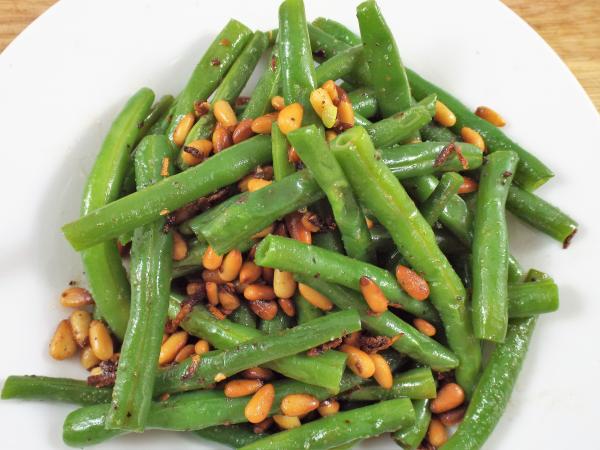 green-beans-with-garlic-pine-nuts