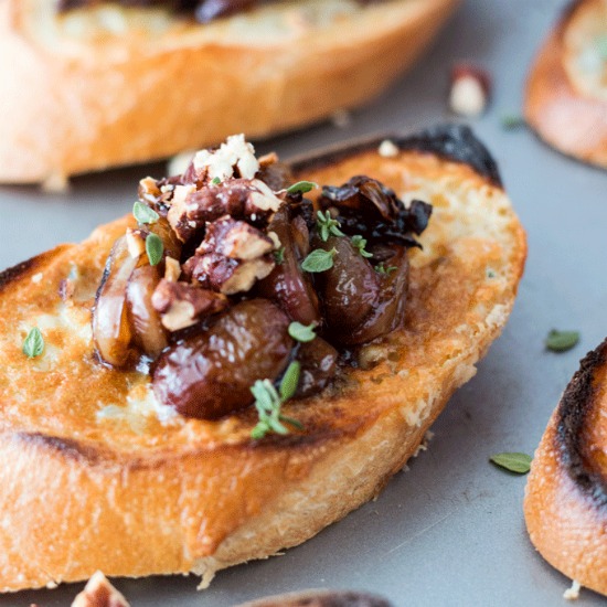 Blue-Cheese-Crostini-with-Roasted-Grapes-550px