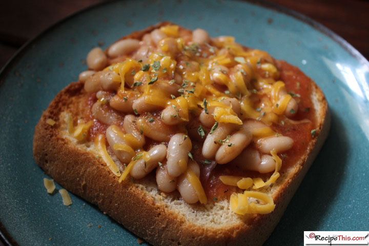 Homemade-Baked-Beans-served-with-homemade-toast-and-perfect-for-cheap-family-meals