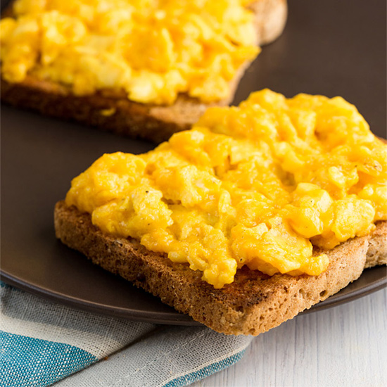 Scrambled_Eggs_with_Cheese-550px
