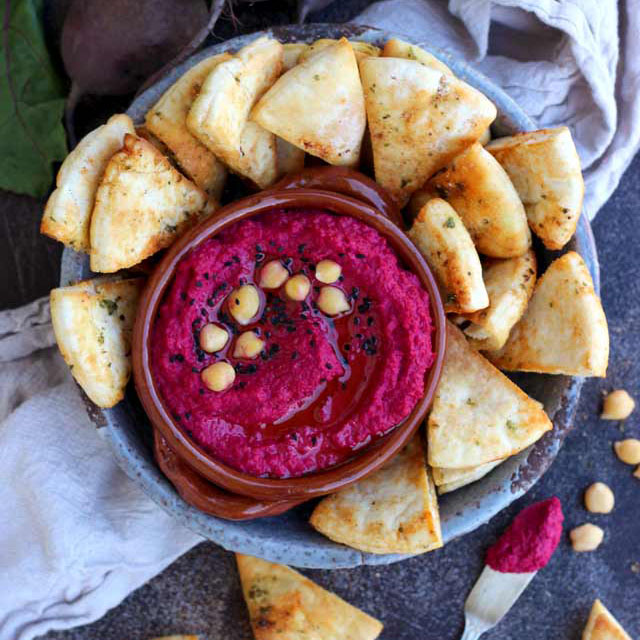 Roasted-Beetroot-Hummus-in-a-Bowl-with-Pita-Chips-2