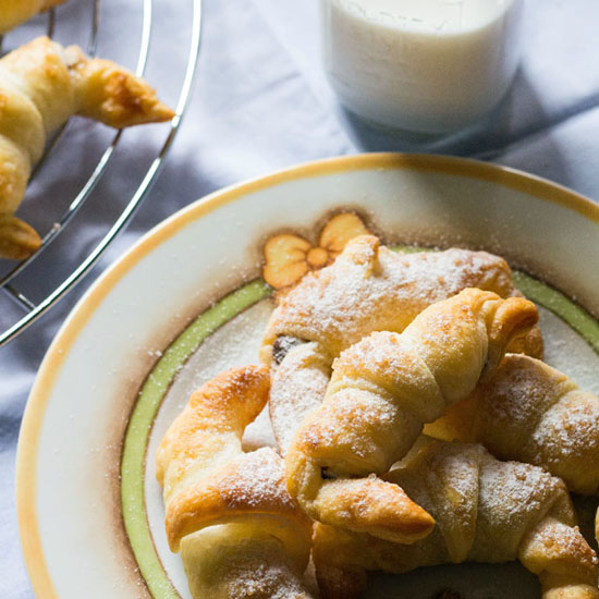 Hazelnut-and-Vanilla-Puff-Pastry-mini-Croissants-pin